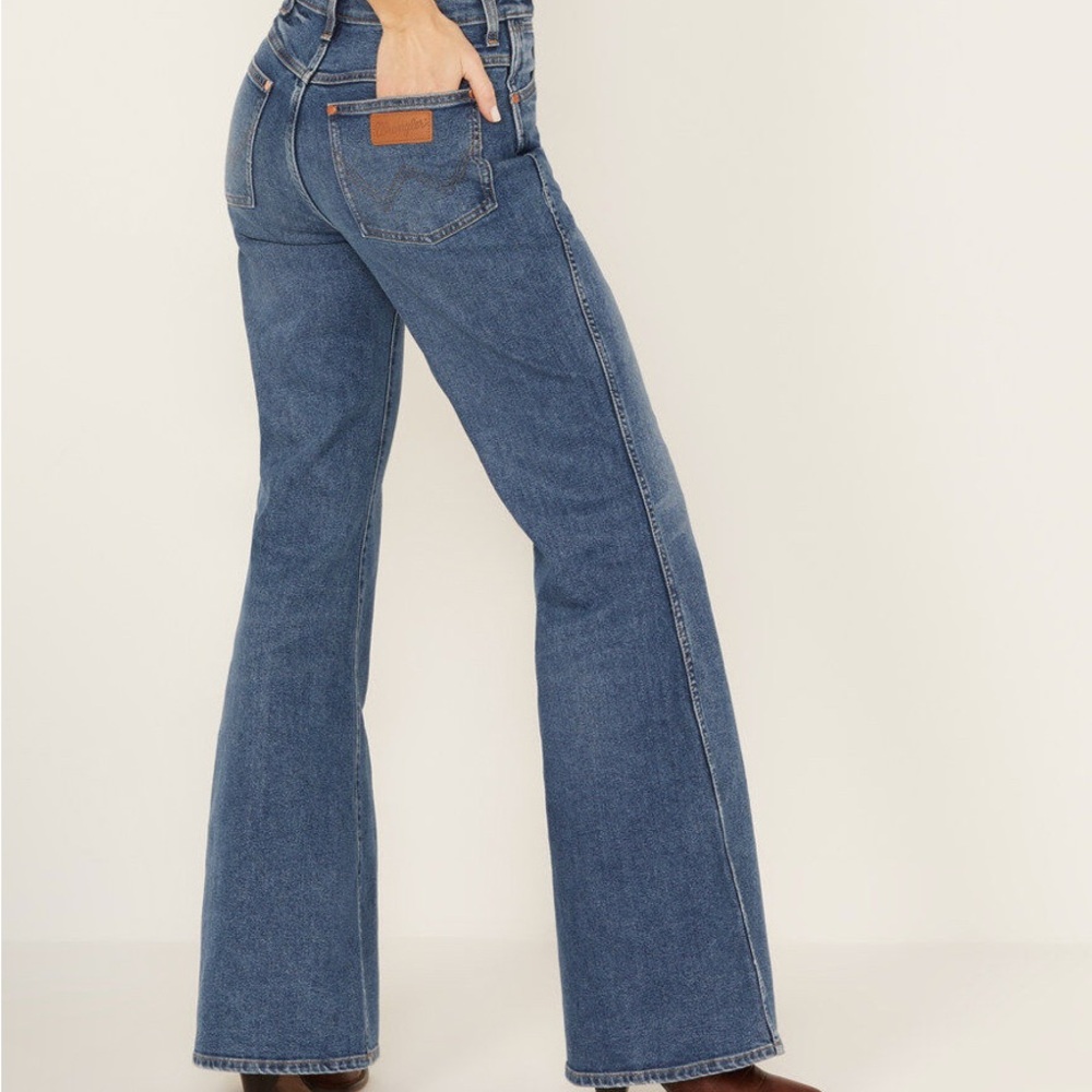 Wrangler Wanderer 622 High Rise Flare Jeans in Blue